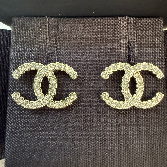 Chanel SS 25 25P CC Logo Gold Tone Dore Metal Crystal Strass Stud Earrings NWT - Picture 3 of 14